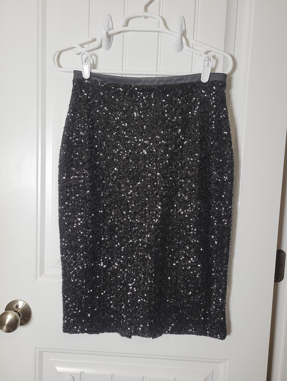 Express Black Sequin Pencil Skirt - Women's Evening Skirt. Size 6
